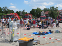 844107 Afbeelding van brandweervoertuigen en publiek op het grote parkeerterrein bij de Meerndijk te De Meern (gemeente ...